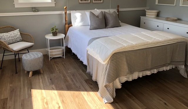 Suite Spot - 1 Bedroom Luxury Apartment - Newly Renovated, Right in Mahone Bay!