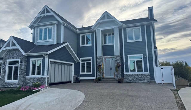 Suite with lake view near airport a nd banff