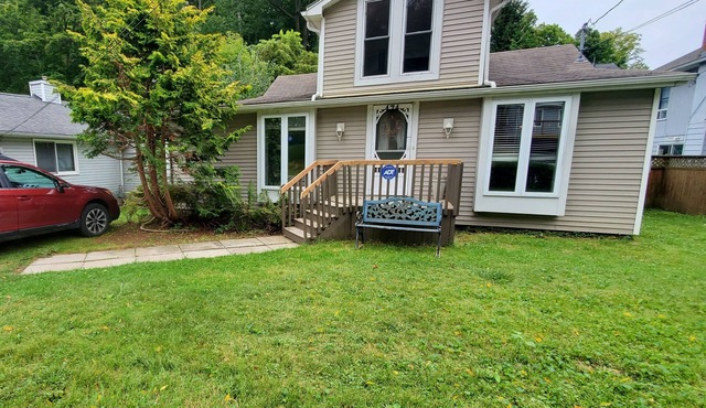Sun Valley Beach Fenced YARD Home by Lake Erie. Pets ok Wifi, Fireplace,BBQ, A/C