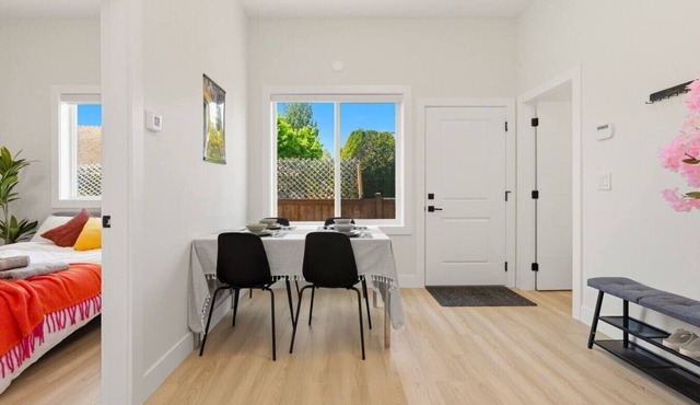Sunnyside Cottage Suite | 2BR near White Rock