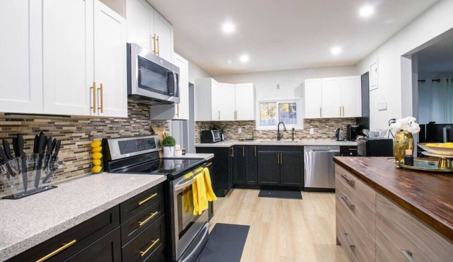 Sunnyside Stay-3bdrm w/Gym!