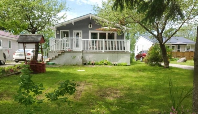 Sunrise Sunset Retreat - Affordable 3Br Waterfront Cottage w/ Pool Table