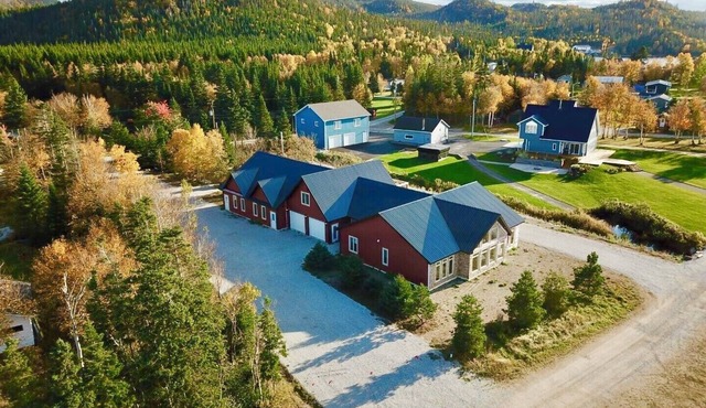 Sunset Chalet #4 Super 4 Bedroom, Sleeps 8 Two Full Bathroom Kitchen-Living area