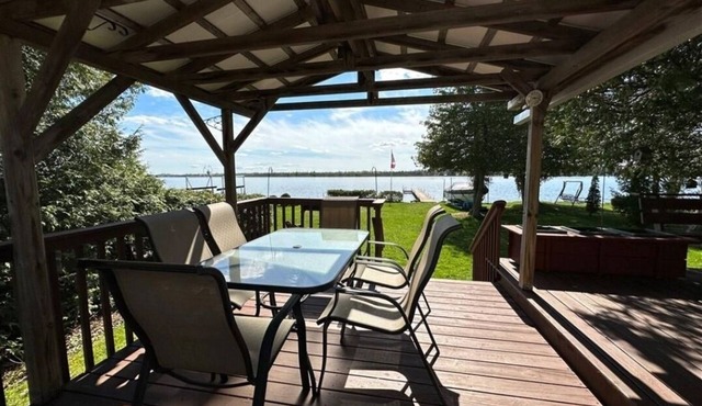Sunset Haven in Fenelon Falls - Beautiful weed-free waterfront with AC/WIFI!
