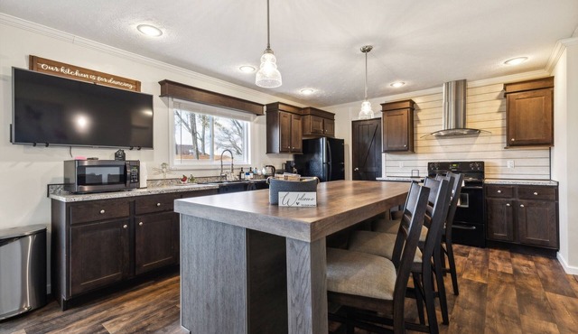 Sunsets & Serenity: Port Clinton Waterfront Stay 3 Bedroom Home