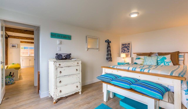 Sunshine Coast Beach-Front Cottage in Stunning Roberts Creek
