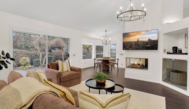 Sunshine Trails Retreat | Easy Vancouver Access | Private Green Backyard Oasis