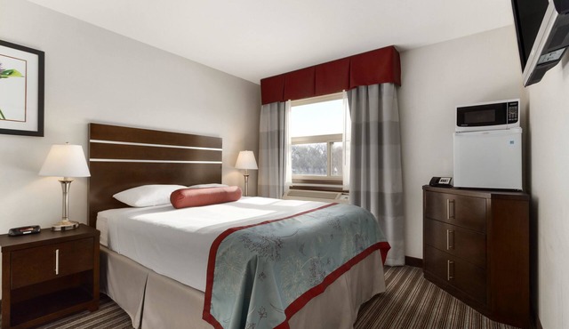Super 8 by Wyndham Saskatoon Near Downtown