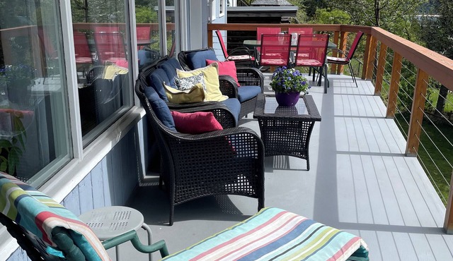 Sweet Creek Retreat. beautiful; views, close to beaches & hikes.