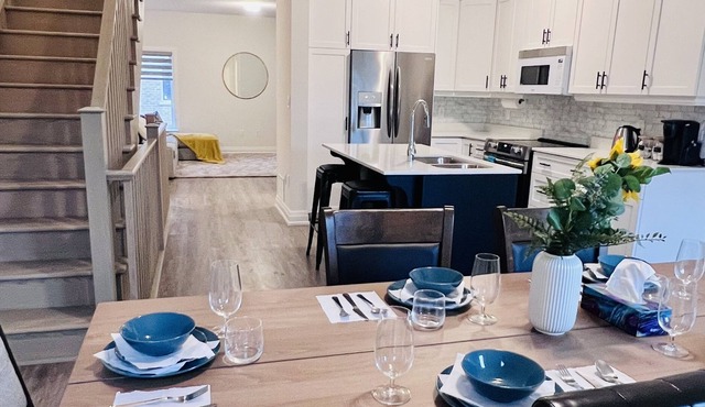 Tastefully furnished brand new 4bedrooms, 3.5 baths guesthouse (Fresh & Clean)