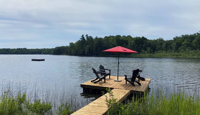 The Bay Stay! Fully Renovated Off-Grid Waterfront Cottage on Burridge Lake