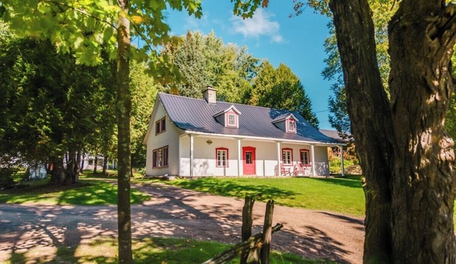 The Bilodeau-Éthier House 1853 - Country house at the foot of Mont-Sainte-Anne