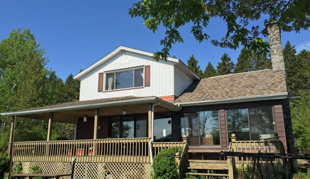 The cottage is bordering Lac Ouimet. 5 minutes from Mont-Tremblant Village
