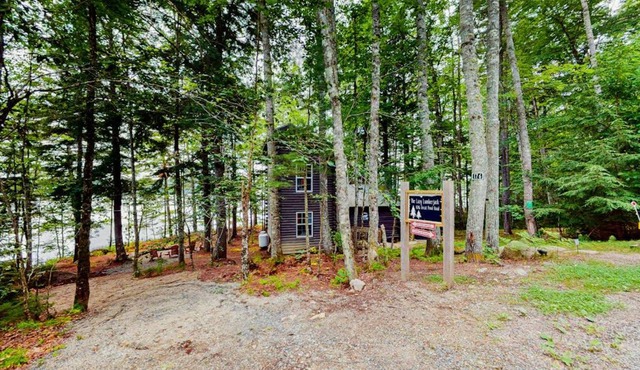 The Cottage - Peaceful 32-Acre Lakefront Getaway - Canoe, Firepit & Big Deck