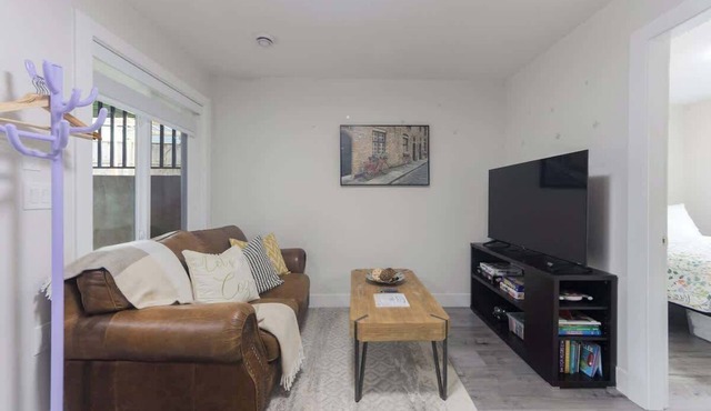 The Cozy Garden Suite - South Surrey Stay