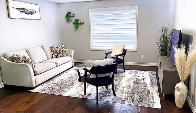The Cozy Home. Lovely 3 bedroom house near Restaurants, Park, Supermarket & 401"