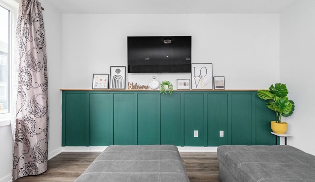 The Green Bohemian: 3-bedroom furnished mid-term rental, 3mins to CanTire Centre