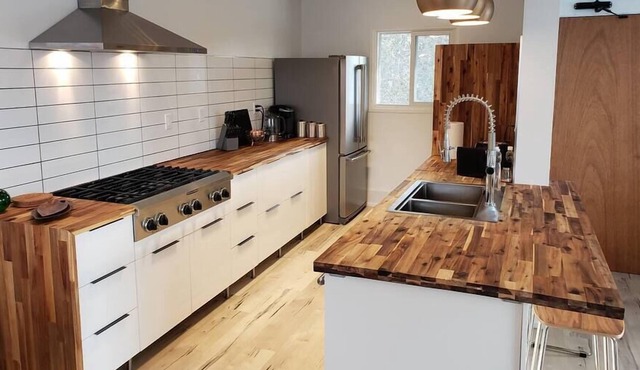 "The Green Space" 2BR Pvt Balcony & Chefs Kitchen