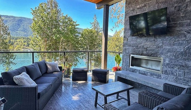 The Haven - Spacious Lakeview Getaway with Hot Tub, Sauna & Beach Access