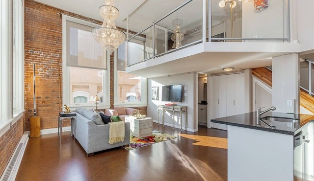 The Ivy - Beautiful suite in the Heart of Downtown * Walk Score 98/100!