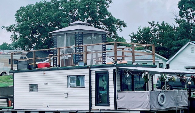 The Lilypad: PEC Retreat Waterfront Houseboat Experience Fishing & Glamping