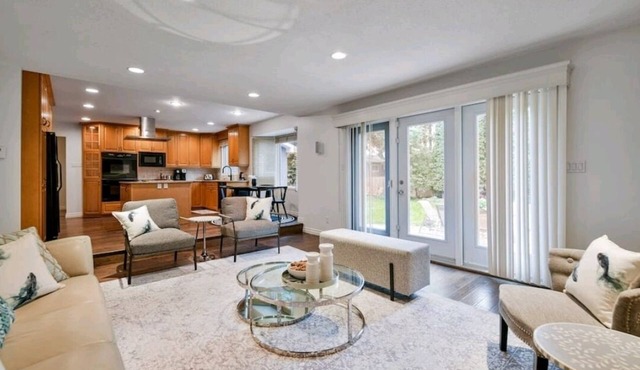 The Luxury 5 BR house W/hot tub, fast internet, office and free parking