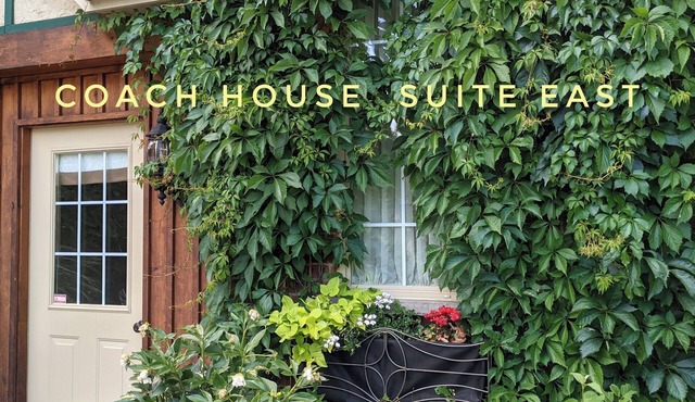 The Old Rectory Coach House-EAST Suite downtown