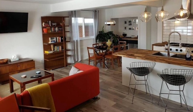 "The Orange Suite" 2BR Vintage Vibe, Chefs Kitchen