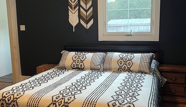 The Pink Door Cottage beach+kayaks+hiking+hot tub+fire pit +sunroom+covered bbq