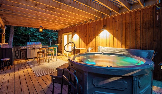 The Stargazer - Wooded Treasure w/Hot Tub & Sauna