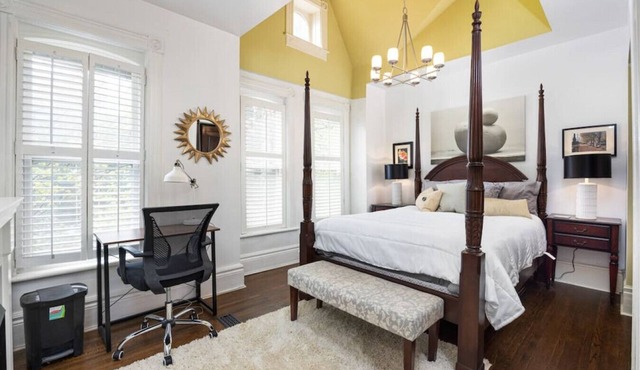 The Victorian | 5BR |Private Yard | BBQ
