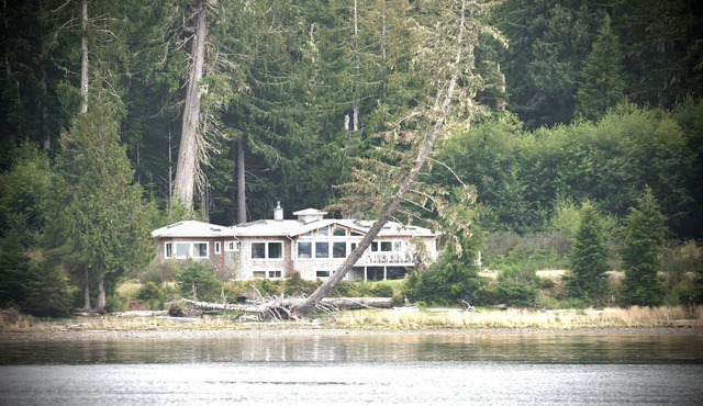 "The WhaleHouse"~ Upscale, 4000 Sq Ft Home For Large Family/3.8 acres