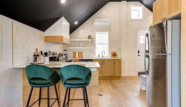 The Willow ⍋ | 1 Bed 1 Bath | 2nd Storey Suite