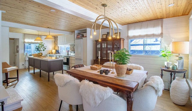 The York House - Two Bedroom Cottage, Sleeps 8