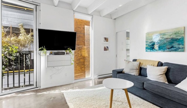 The Zen Loft: Shared Rooftop Bliss with City Views