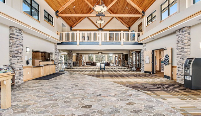 Third-floor studio with lake view, kitchenette, balcony, hot tubs, pool, & gym in Three Lakes