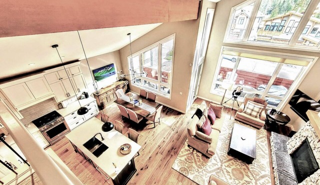 Three Sisters Stylish 4-Bedroom Chalet + Hot Tub