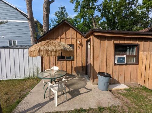 Tiny Wood Cottage 09