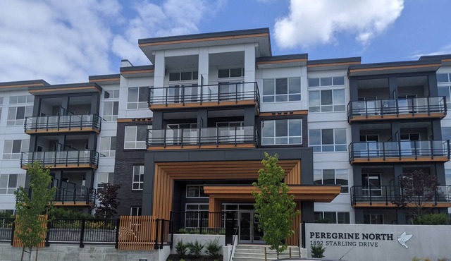 Top Floor 2 bed 2 bath spacious Condo