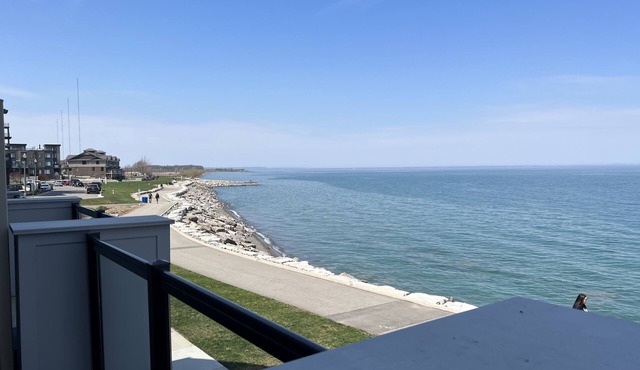 Tourists Dream Waterfront Location! Half way between Niagara Falls and Toronto,!