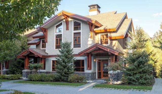 Townhome near village w/AC & hot tub