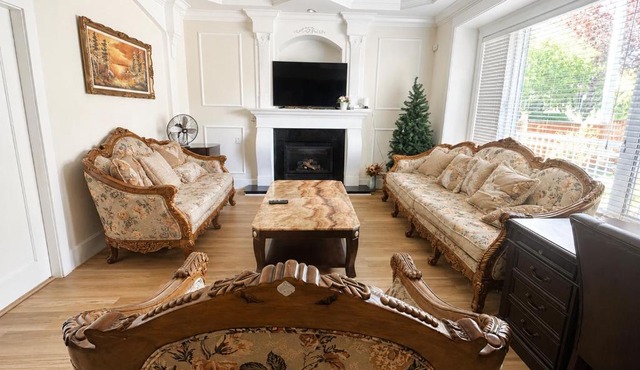 Tranquil Oakridge Mall Area Ensuite Stay - near Skytrain Station