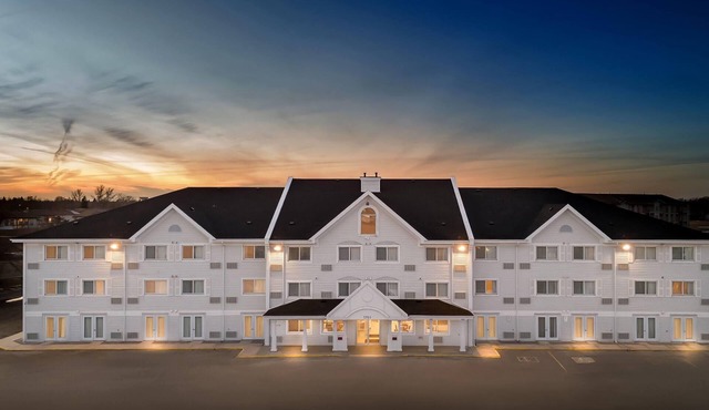 Travelodge Suites by Wyndham Regina/Eastgate Bay