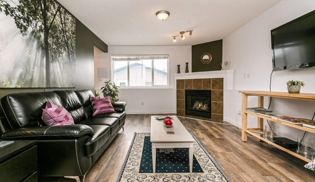 Trelle - Cozy Fireplace, Fenced Yard, & DbleGarage