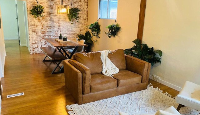 Trendy Kensington 3 min Walk Backyard AC Garage