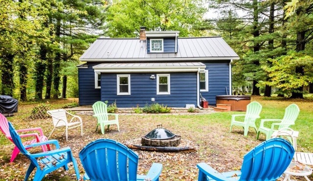 UNION PIER HOME WITH PRIVATE HOT TUB OPEN YEAR-ROUND!