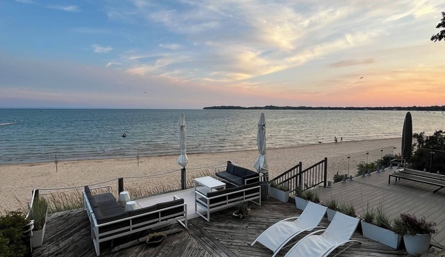 Unique designer beachfront house, 25 min to Niagara Falls