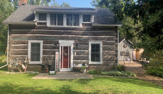 Unique Log Cabin in Port Elgin, ON, 30 second walk to sandy beach with HOT TUB!