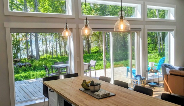 Unwind at BasinView Retreat: Luxe Waterfront Cottage with hot tub & beach access