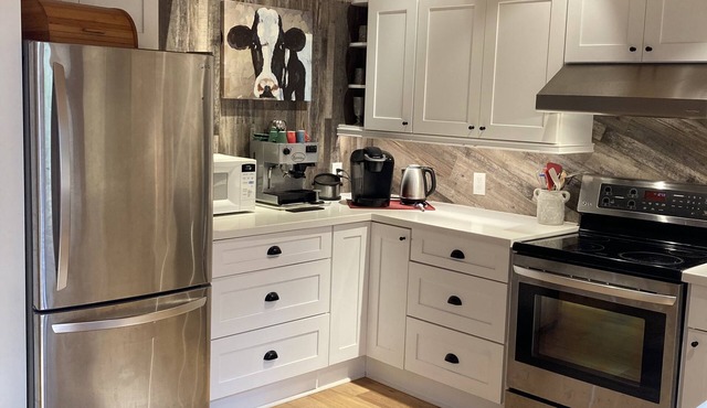 Updated family cottage, quiet lake - 2hrs from GTA